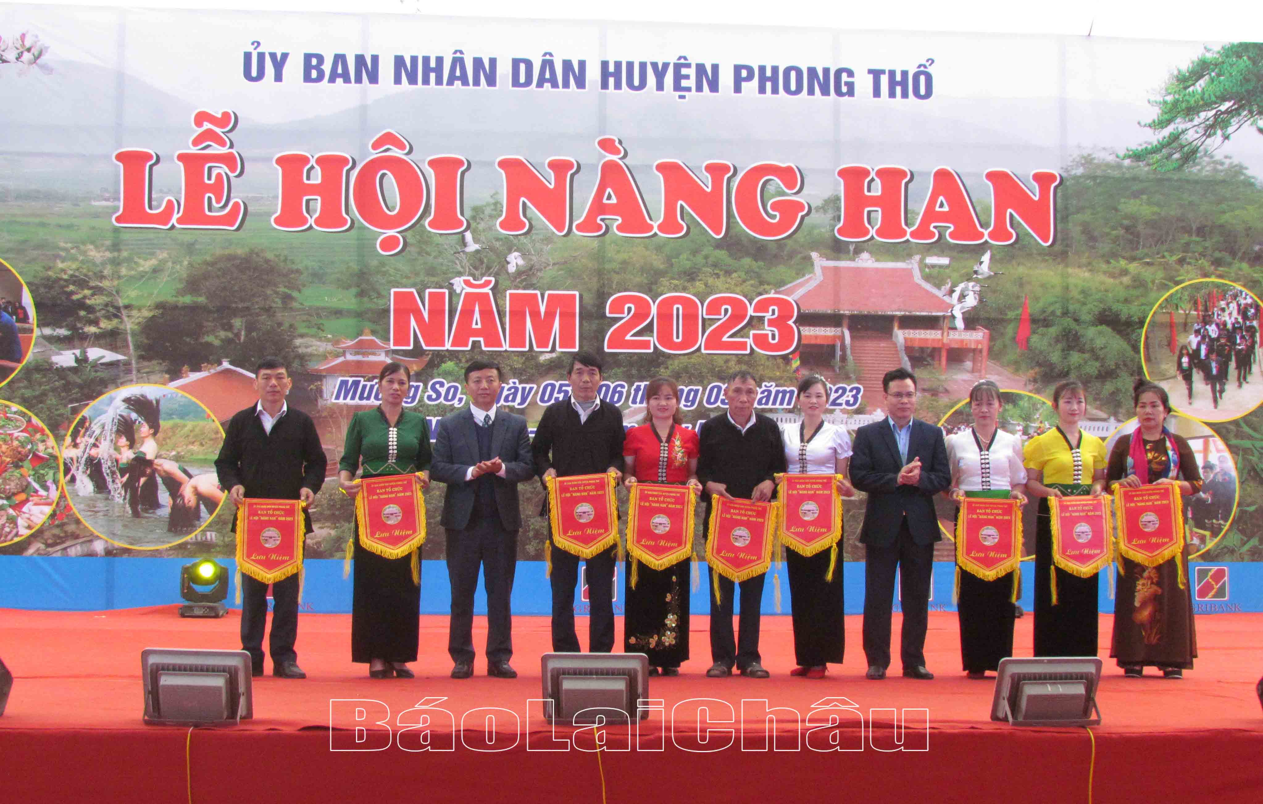 Lãnh đạo huyện Phong Thổ trao cờ lưu niệm cho các đoàn về tham dự.